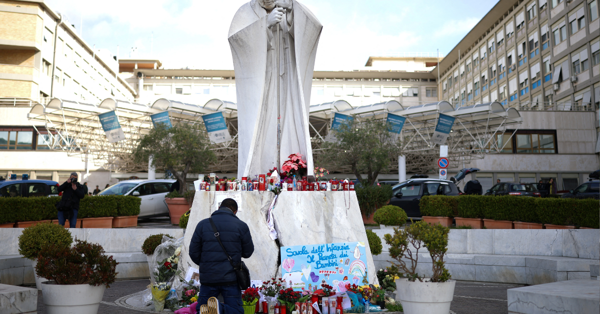 Papa Francisco segue em lenta recuperação após duas semanas no hospital