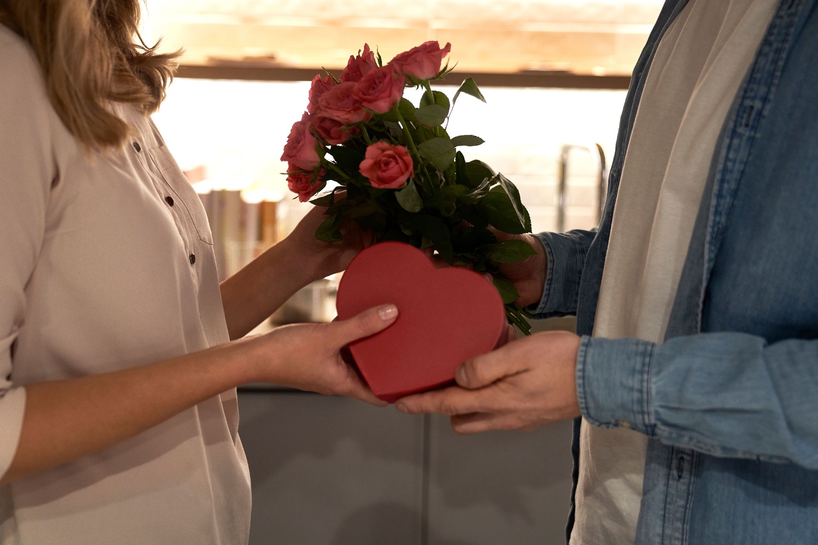 Flores, chocolate e equidade: por um Dia da Mulher que faça sentido