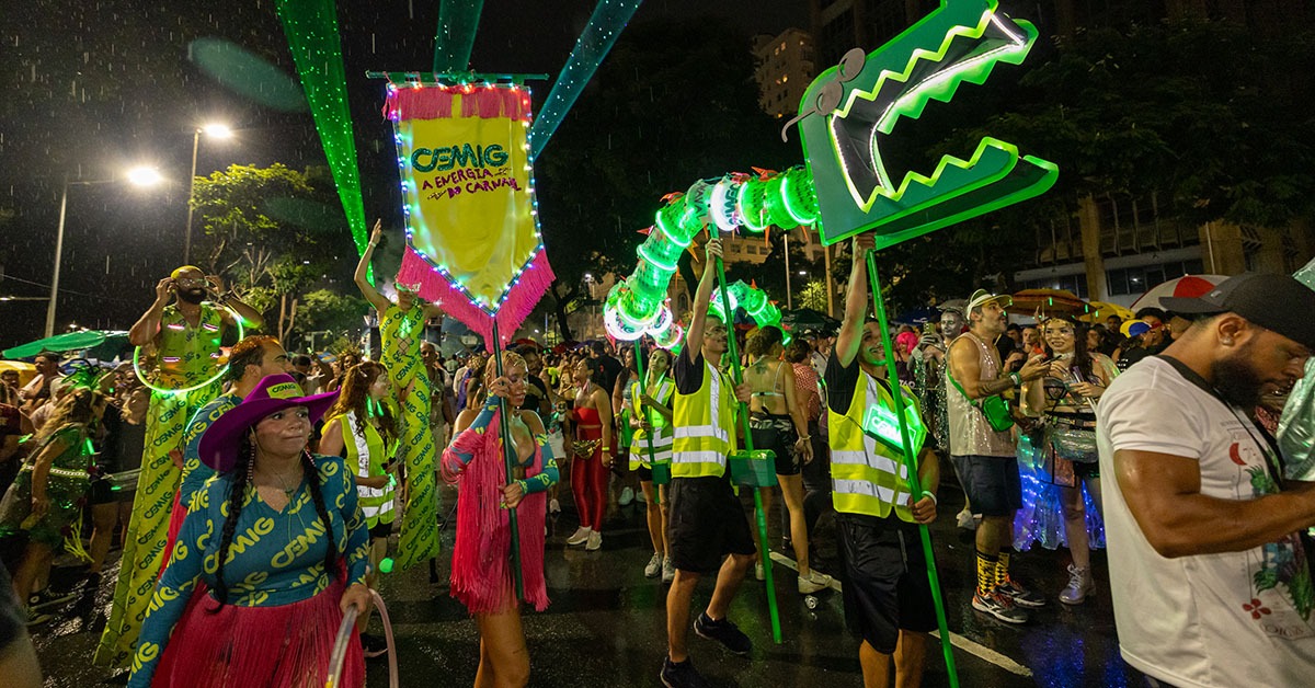 Bloco Chama o Síndico ocupa a avenida Afonso Pena no pré-Carnaval