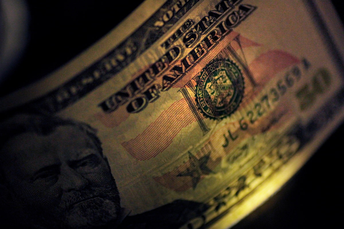 Dólar se recupera e fecha em alta ante o real em reação ao aumento do IOF