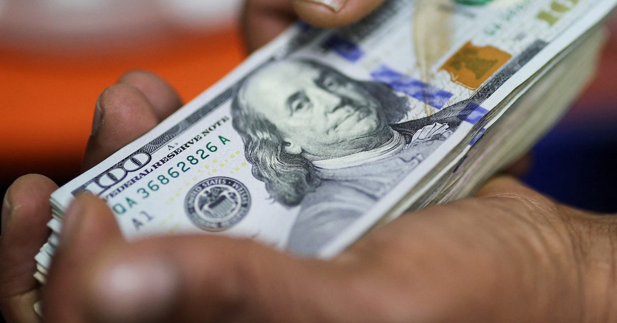 Dólar tem leve alta e atinge R$ 5,17 em pregão de liquidez reduzida