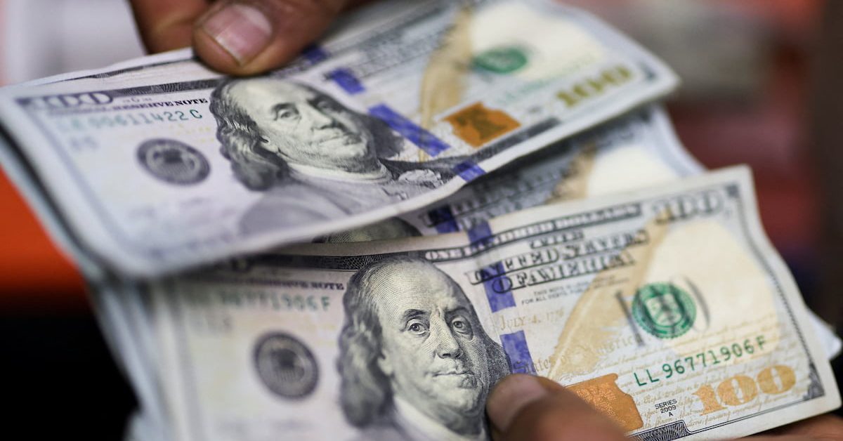 Dólar fecha em leve alta com risco geopolítico após ataques dos EUA ao Irã
