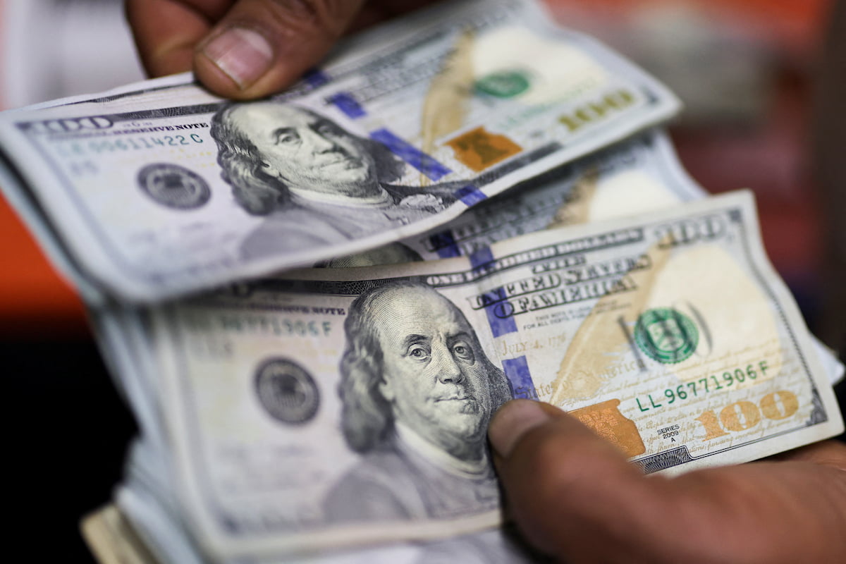 Dólar fecha perto da estabilidade com cautela antes de tarifa de Trump