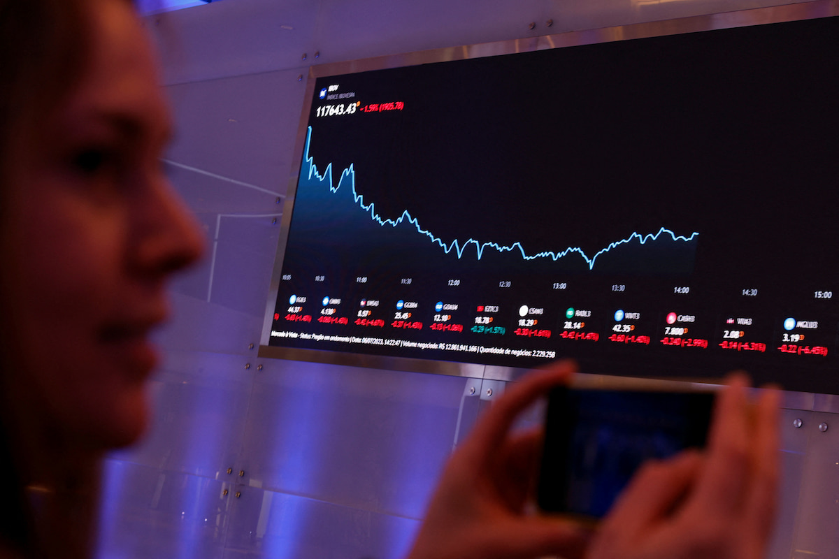 Ibovespa fecha em alta com aval de bancos e Embraer e Cosan em destaque