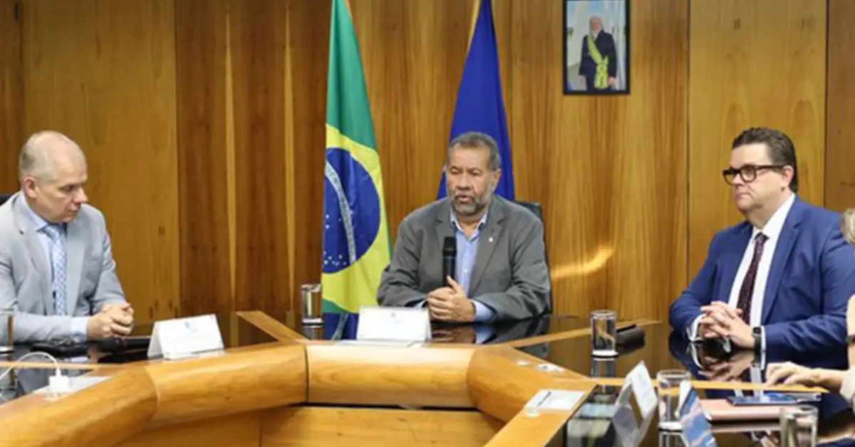 Lula aceita demissão de Lupi após escândalo no INSS; Wolney Queiroz assume Previdência