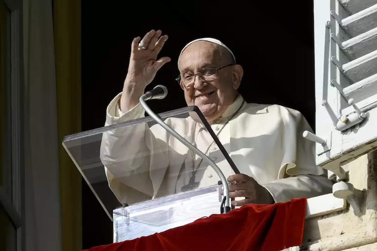 Papa Francisco está melhorando e trabalhando no hospital, diz Vaticano