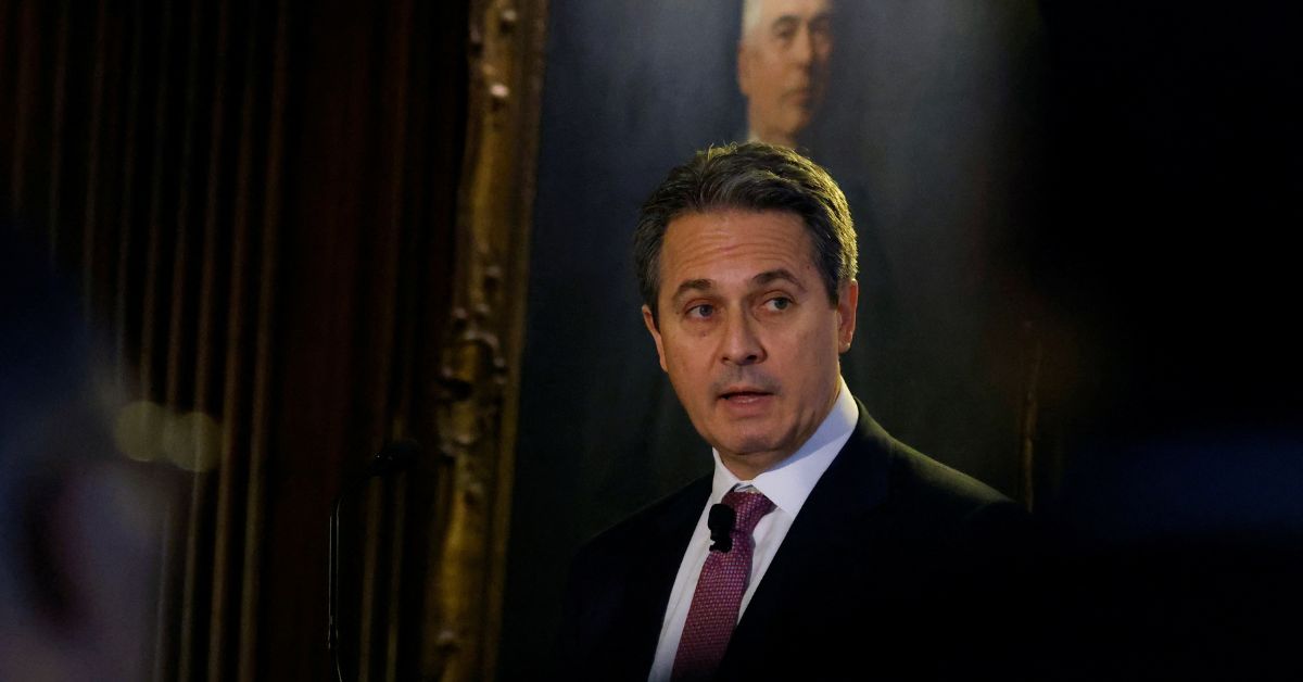 Tarifas podem desencadear inflação mais persistente, diz presidente do Fed de St. Louis