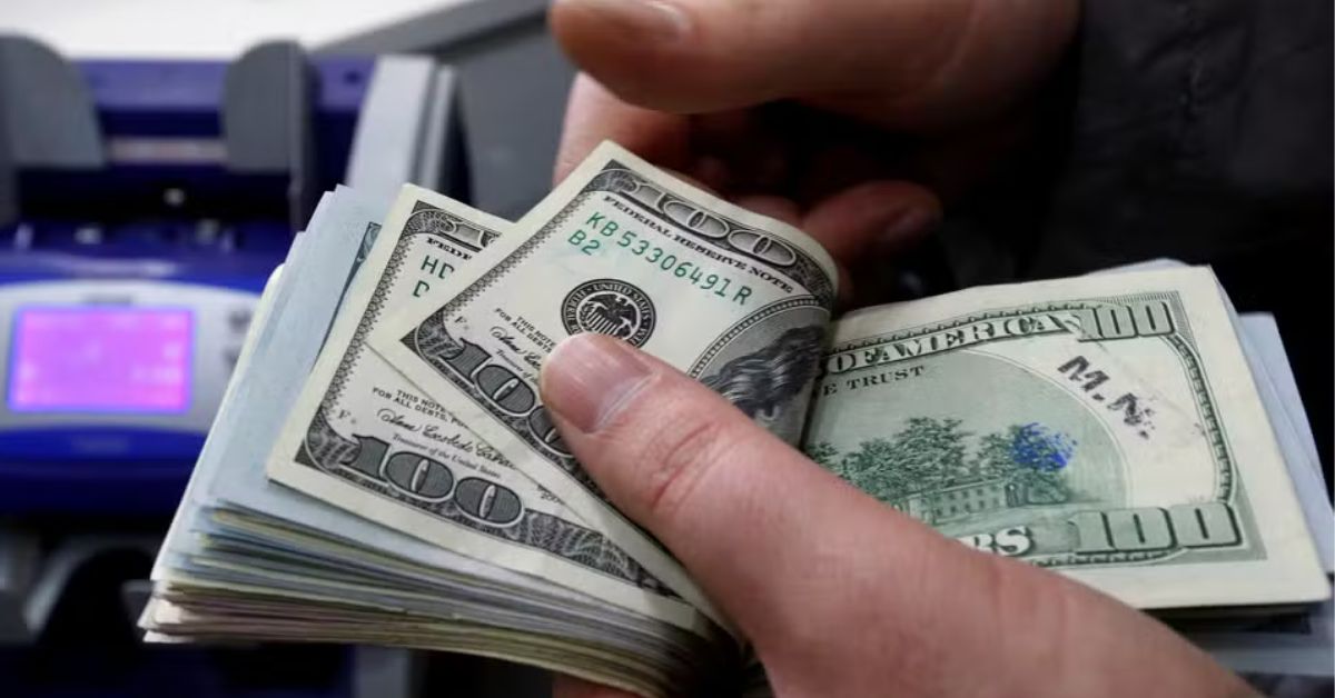 Dólar tem leve alta com mercados de olho em tensões comerciais e dados dos EUA