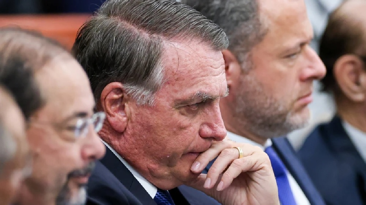 Após live na UTI, STF intima Bolsonaro em hospital de Brasília