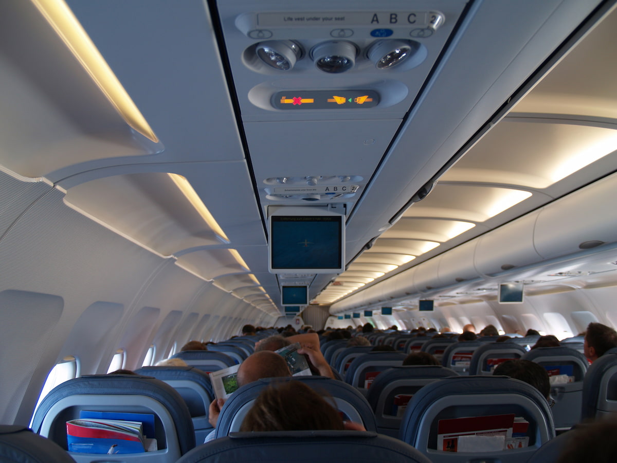 Entenda os direitos dos passageiros diante de um downgrade forçado em voos