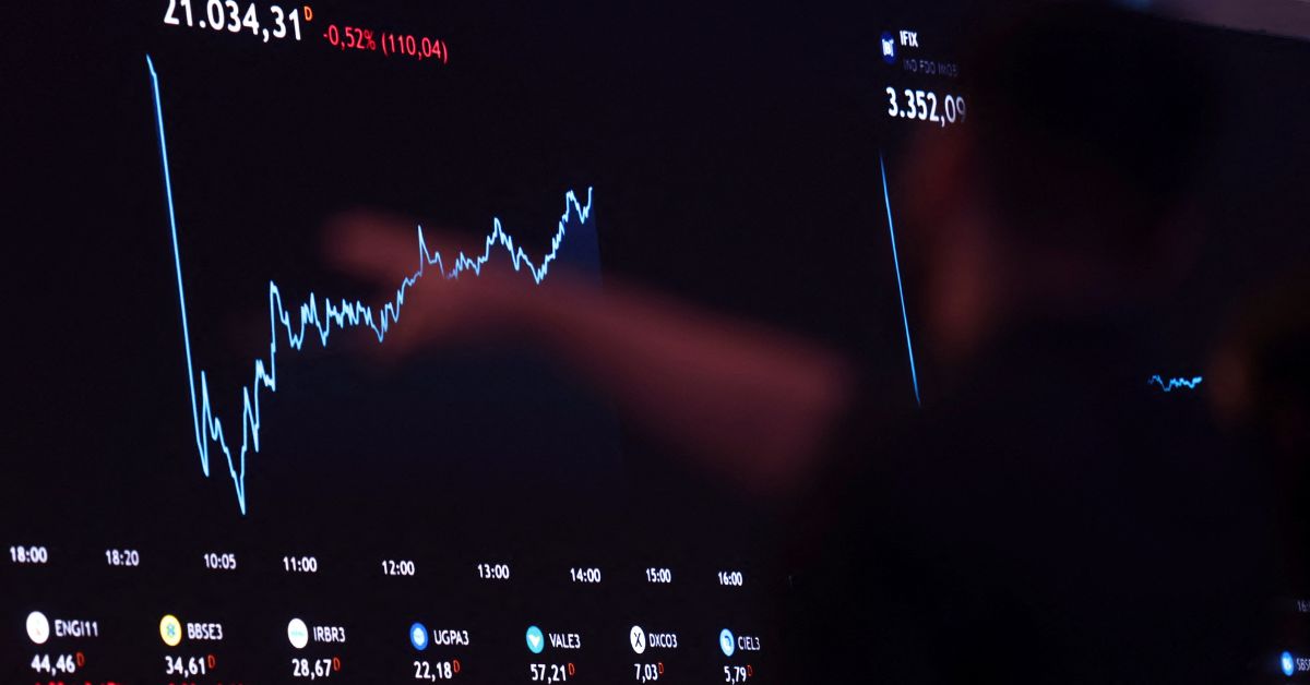 Ibovespa fecha em alta com forte avanço de Petrobras e alívio na inflação