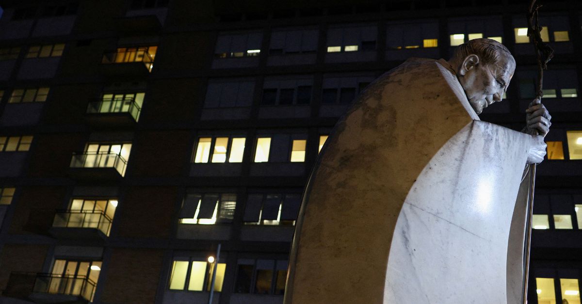 Papa Francisco permanece estável e radiografia confirma melhora, diz Vaticano
