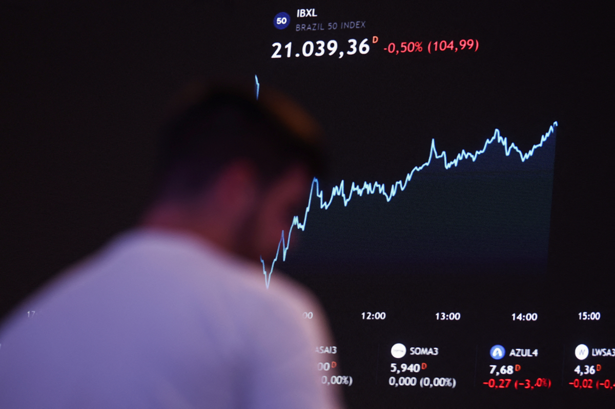 Ibovespa fecha em alta e flerta com 129 mil pontos; Natura&Co afunda 30%
