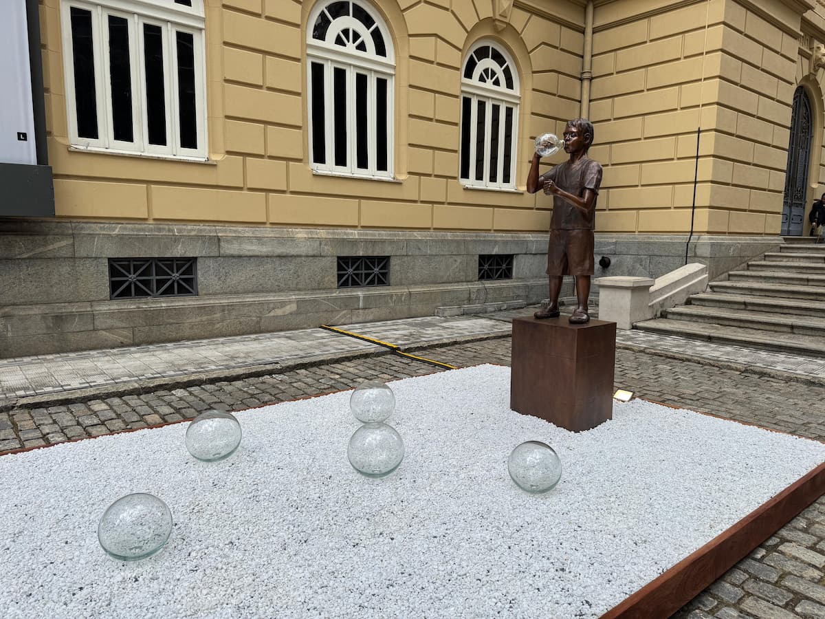 Vida do brasileiro comum é inspiração para exposição de esculturas de bronze no CCBB BH