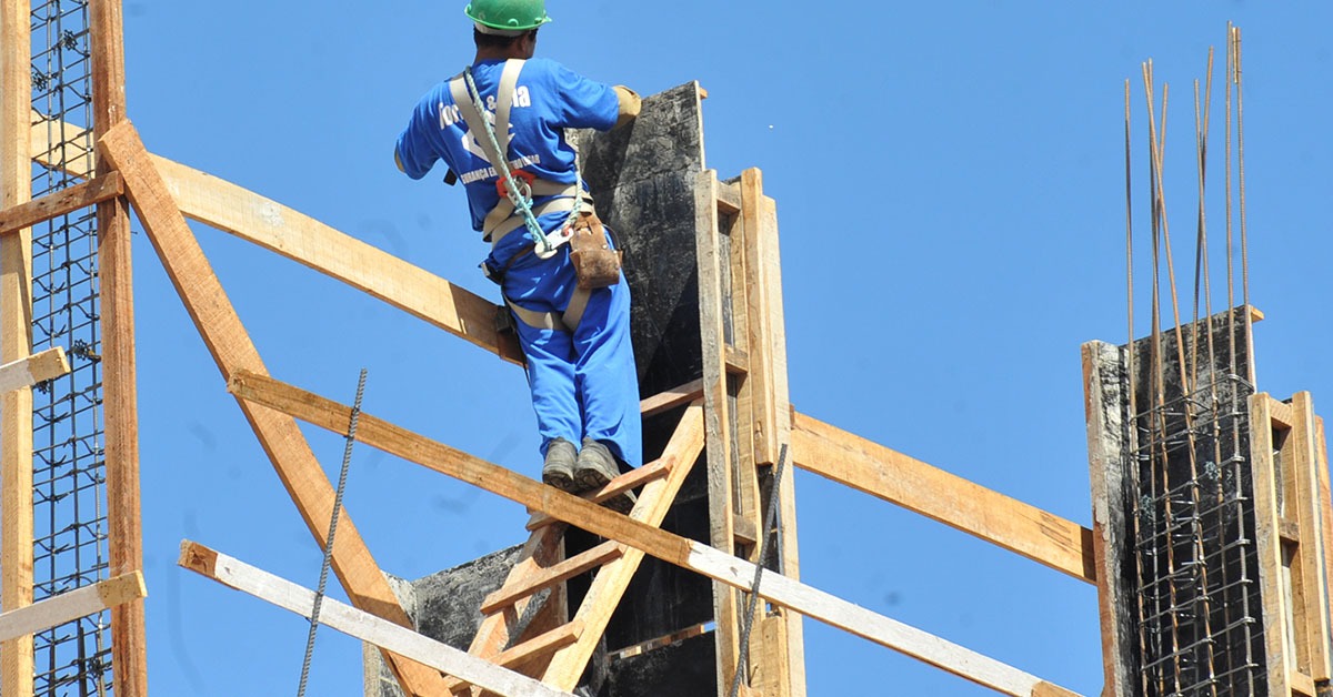 Alta mais branda em mão de obra desacelera inflação da construção no IGP-10 de março