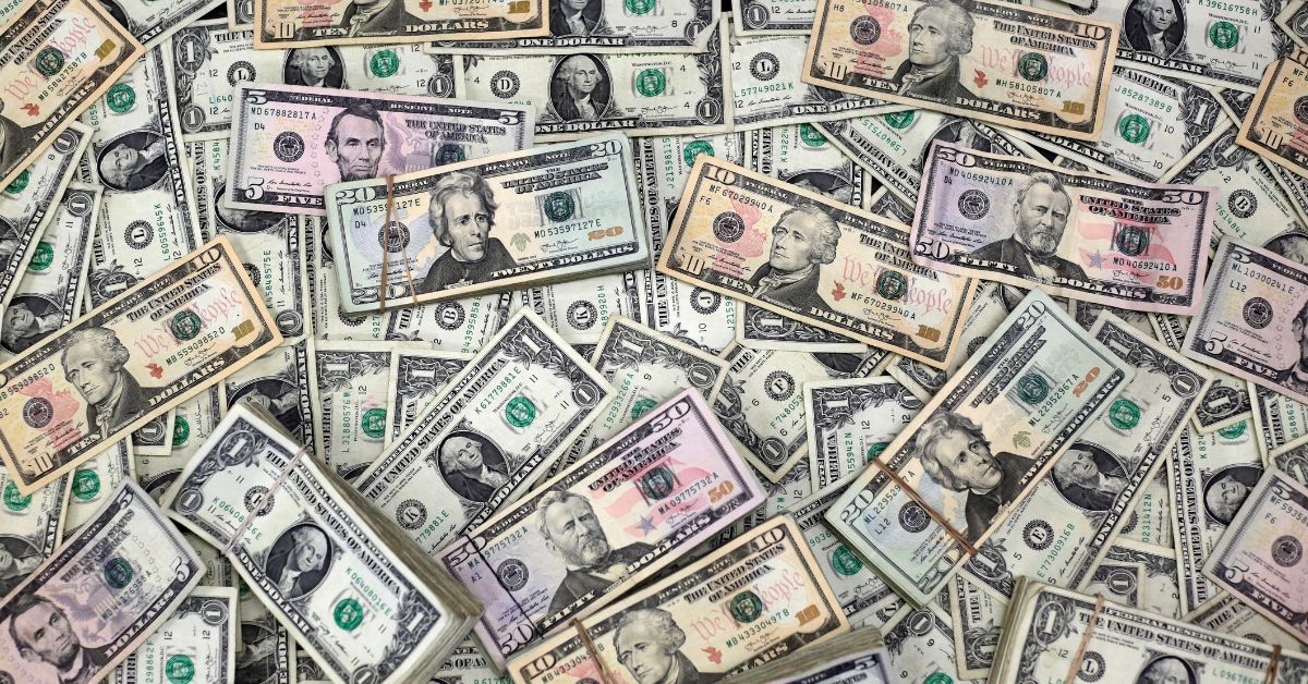 Dólar recua com apostas em cortes de juros pelo Fed e ganhos na bolsa brasileira