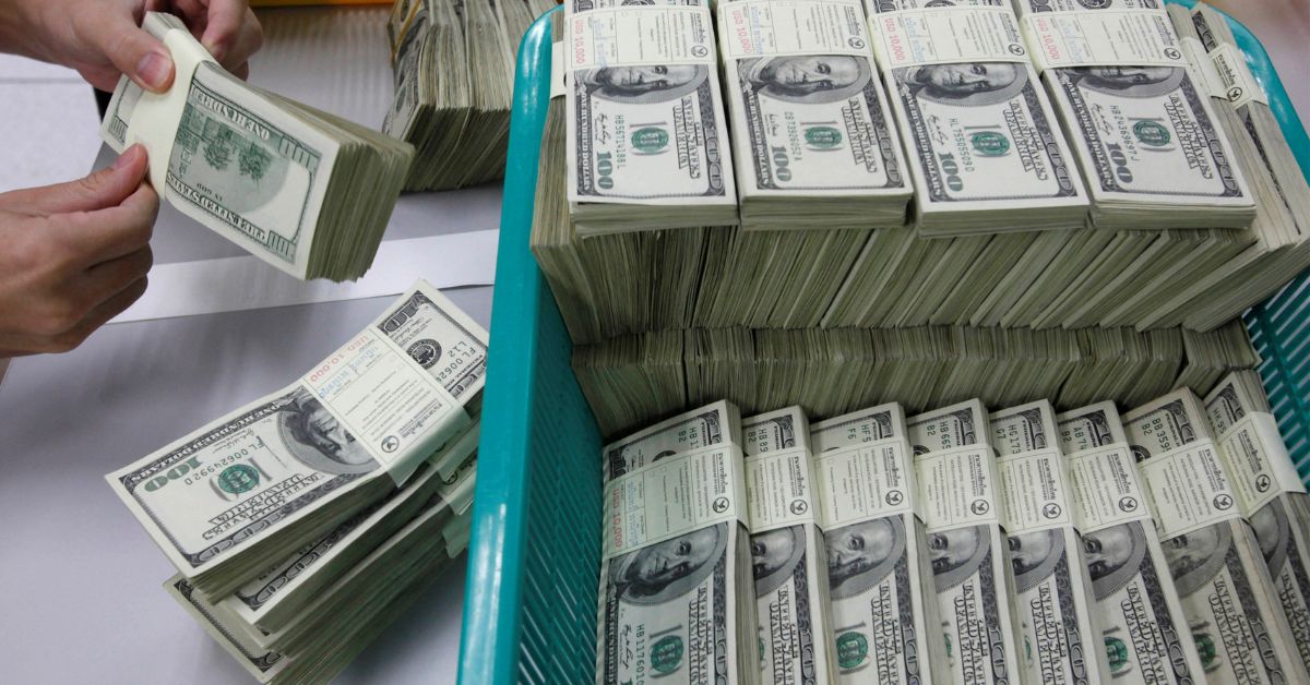 Dólar dispara após Trump tarifar o Brasil, mas perde força e se acomoda abaixo de R$ 5,55