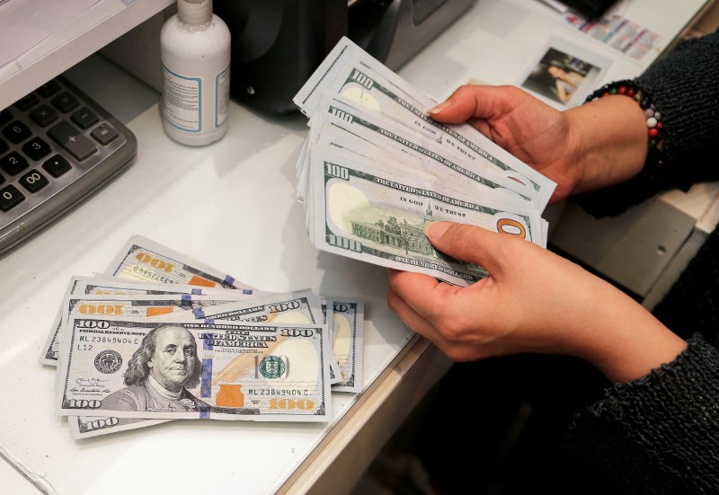 Dólar cai abaixo de R$ 5,70 com notícias positivas da China e alta do petróleo