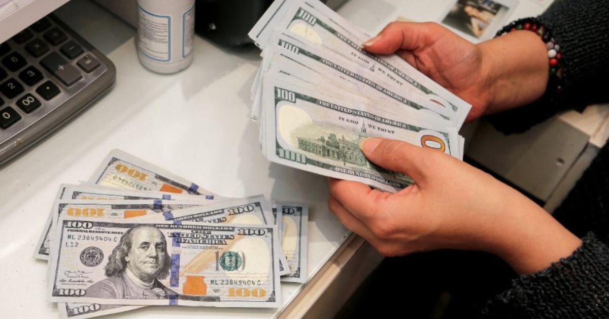Dólar fecha em leve alta ante o real com mercado de olho em Brasília