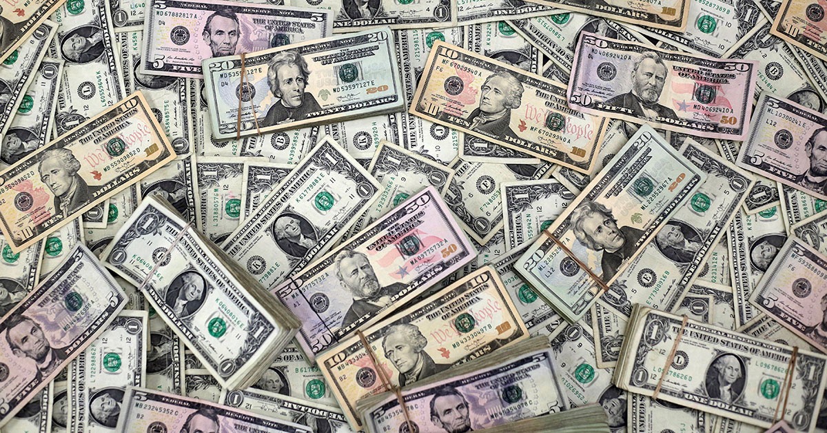 Dólar tem maior alta diária no governo Lula após China reagir aos EUA