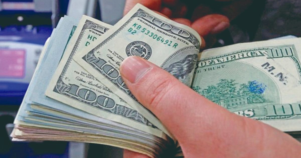 Dólar tem leve alta em sessão de baixa liquidez com mercado fechado nos EUA