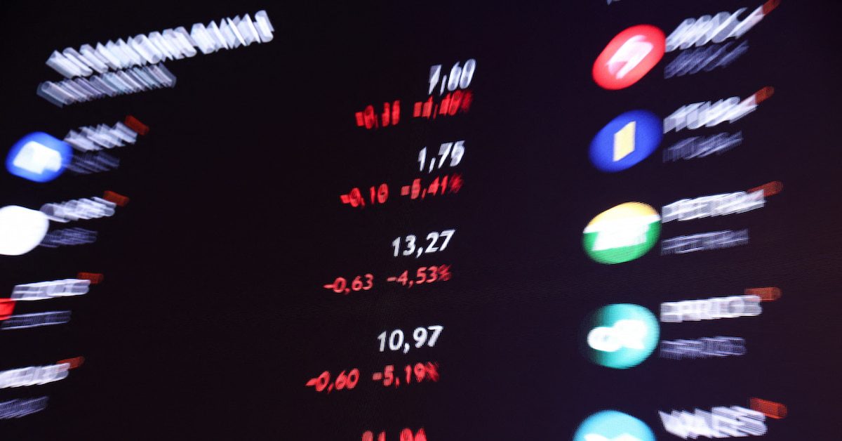 Em leve baixa, Ibovespa segura linha dos 175 mil na contramão de recordes em NY