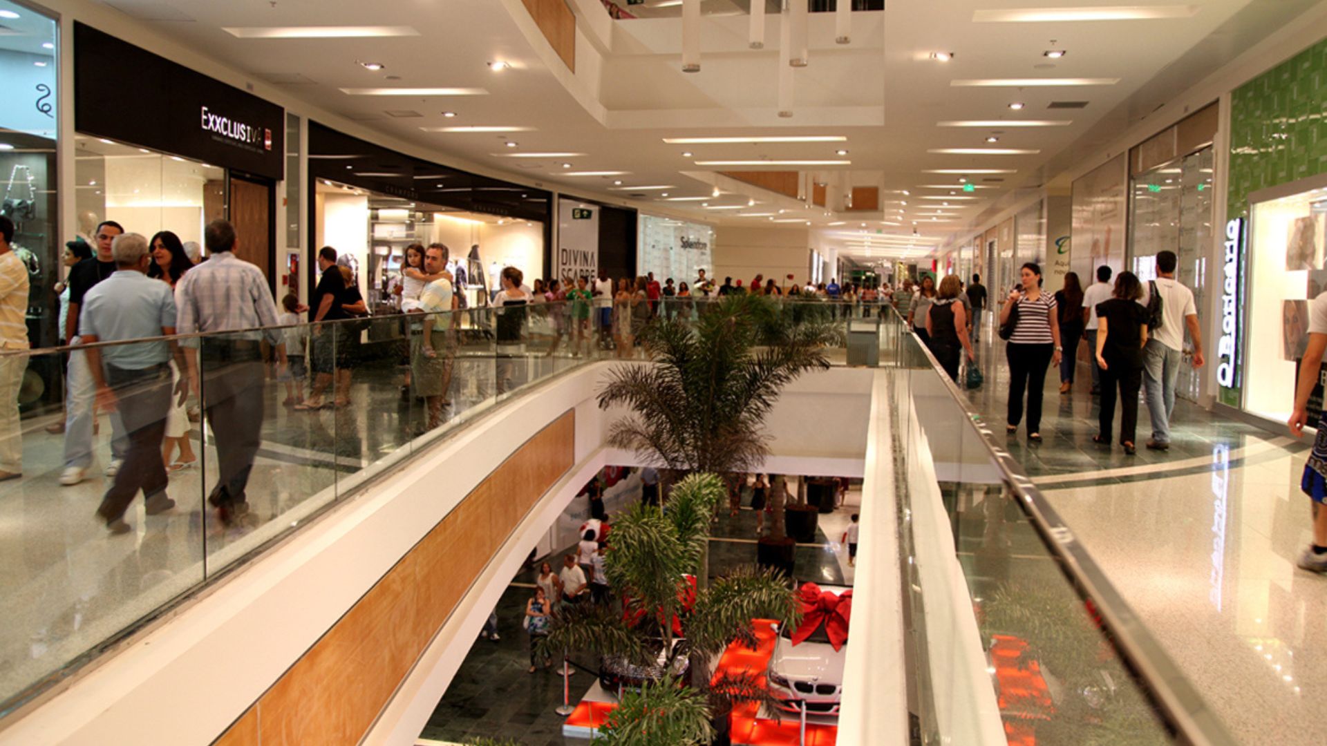 Lojas no Boulevard Shopping, em Belo Horizonte, Minas Gerais.