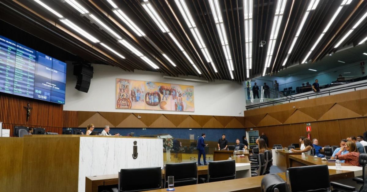 Reajuste de 10% e auxílio-alimentação de R$ 2.374 entram em vigor na Câmara de BH em abril
