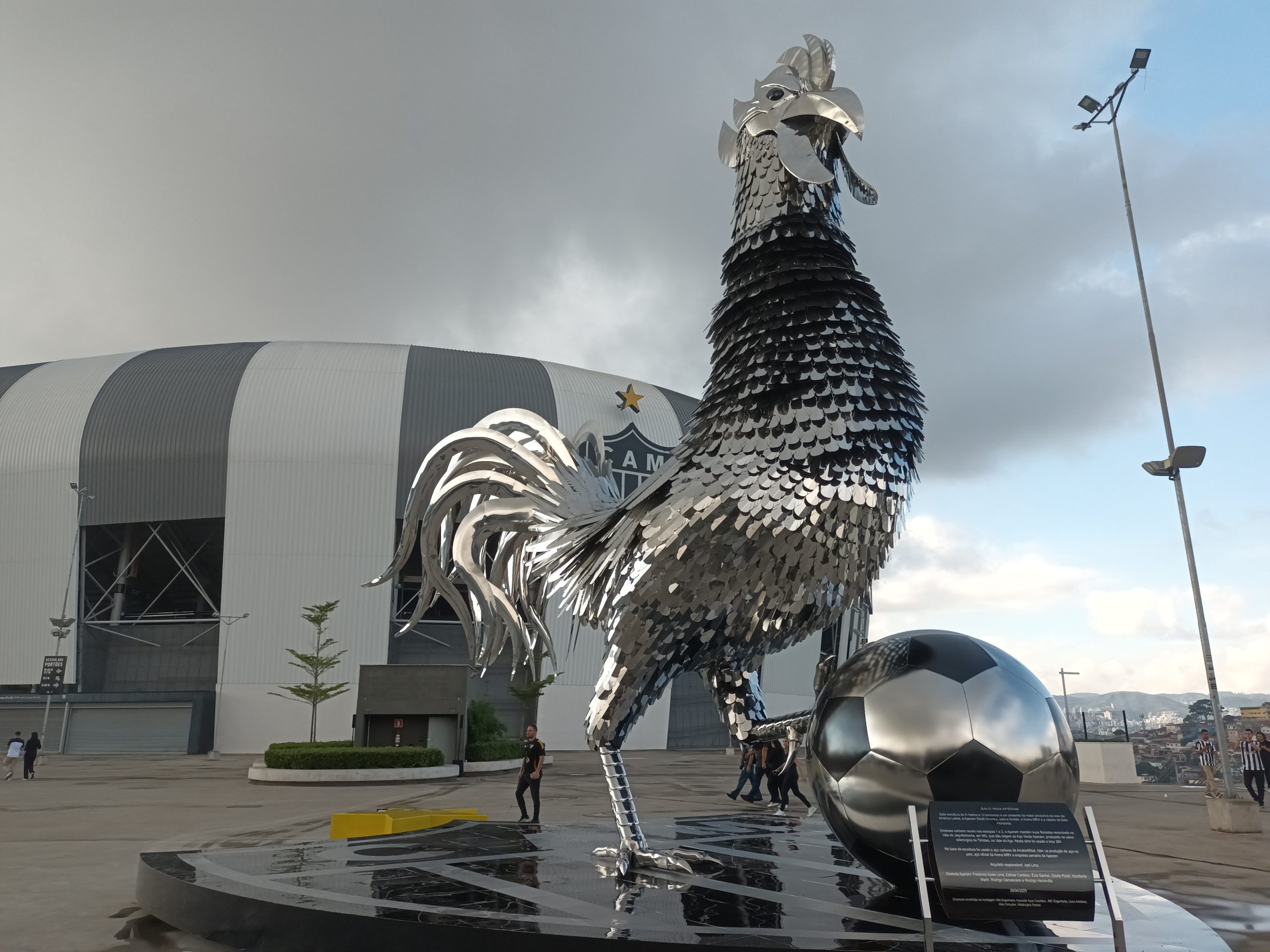 Galo gigante com aço da Aperam é inaugurado na Arena MRV