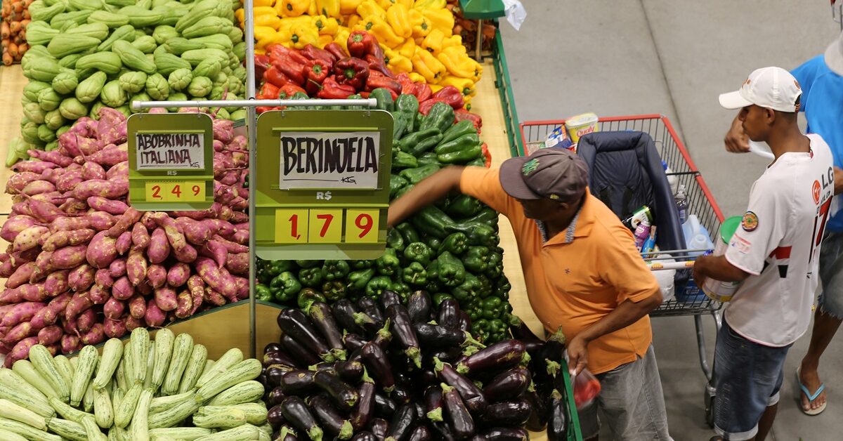 Preços mundiais dos alimentos atingem maior nível desde 2022 com guerras e El Niño, diz FAO