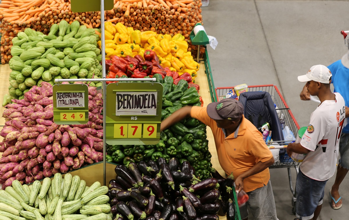 Transportes e alimentos aliviam inflação ao consumidor no IGP-10 de maio, diz FGV