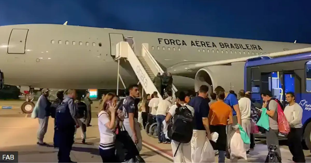 Avião com 96 brasileiros deportados dos EUA chega ao Brasil