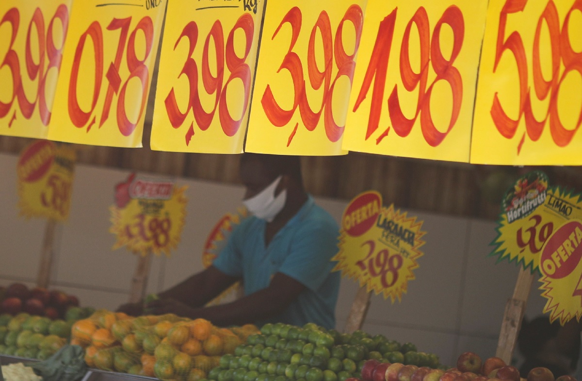 Preços ao produtor no Brasil caem em fevereiro após 12 altas seguidas