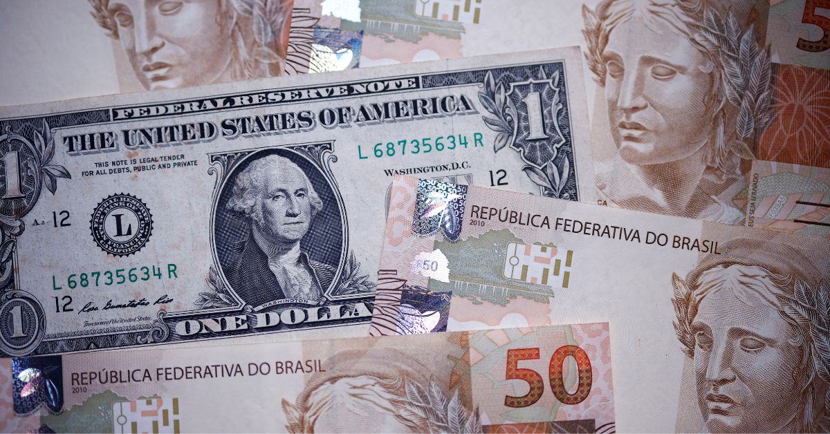 Dólar devolve parte do ganho recente enquanto mercado avalia decisão de Dino