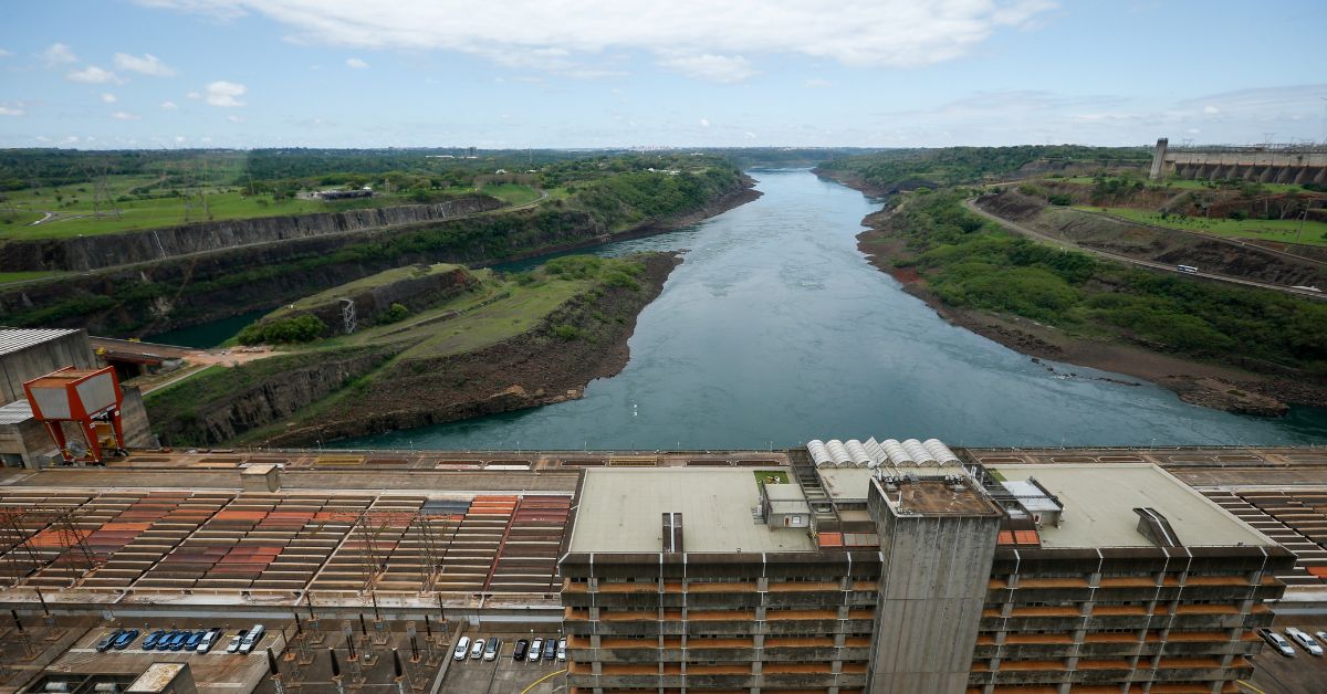 Brasil habilita mais empresas a importar energia do Paraguai, mas operações seguem travadas