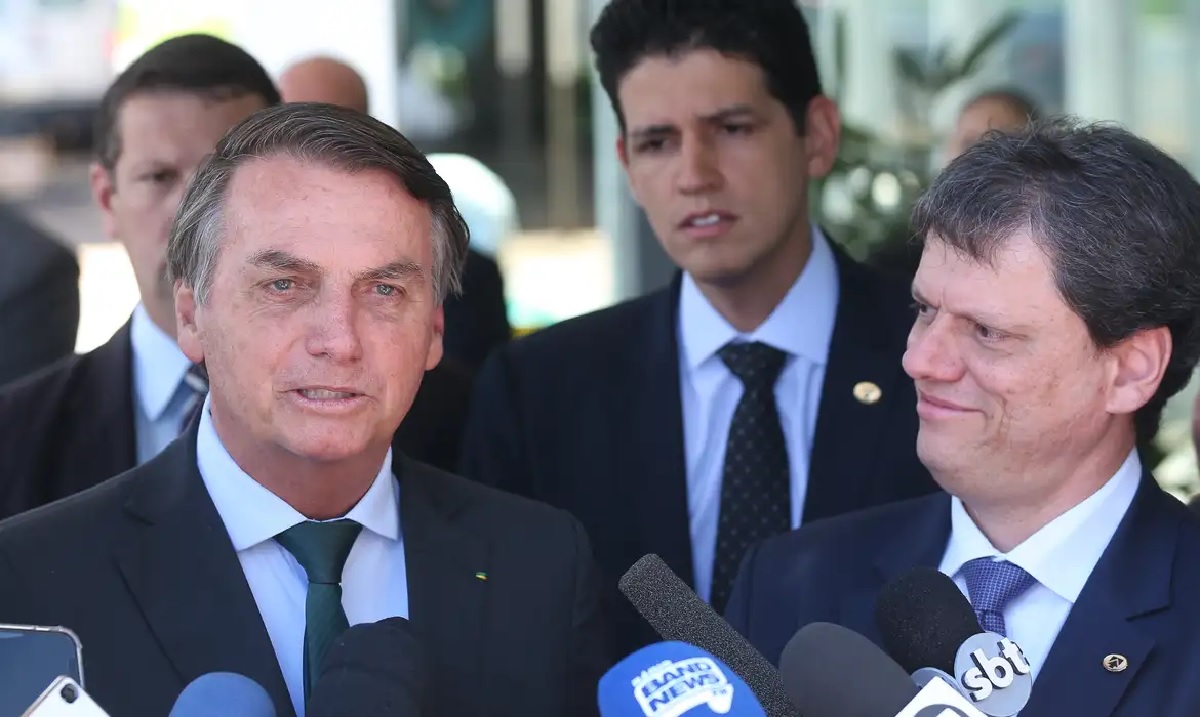 Com boneco de Bolsonaro nas mãos, Tarcísio diz que tempo trará justiça a ex-presidente