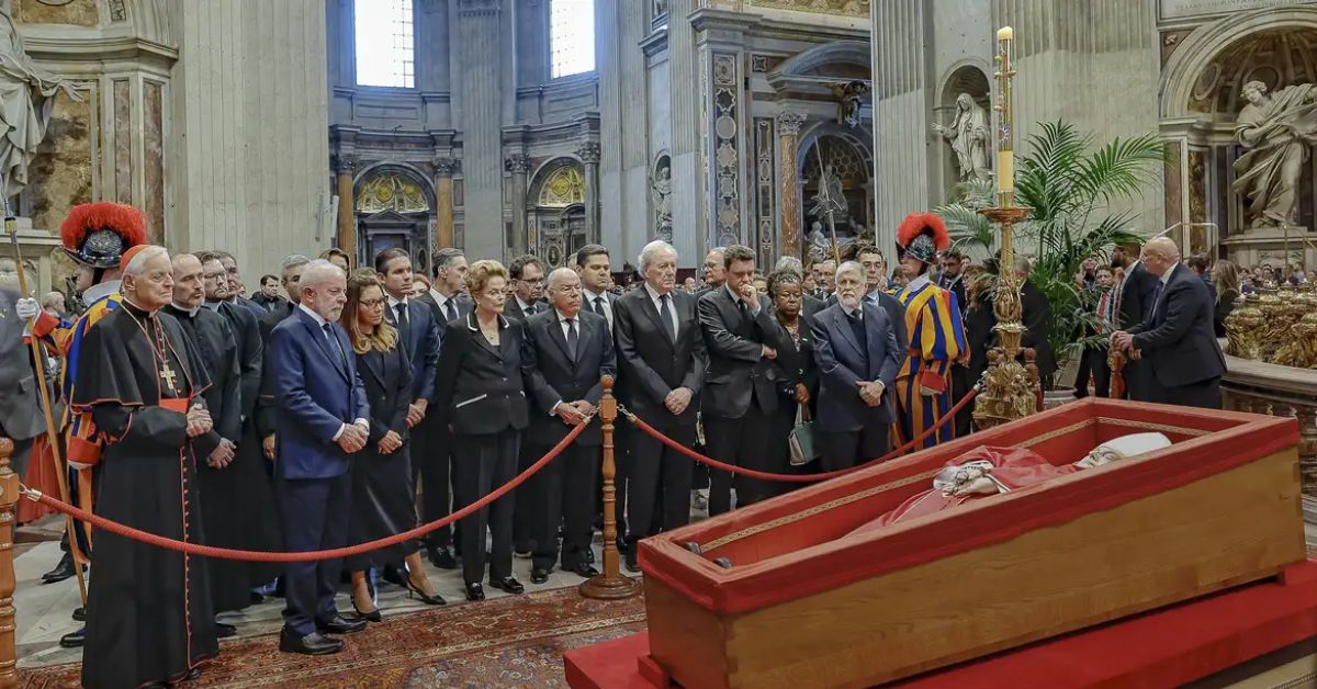 Lula presta homenagem ao papa Francisco em velório no Vaticano