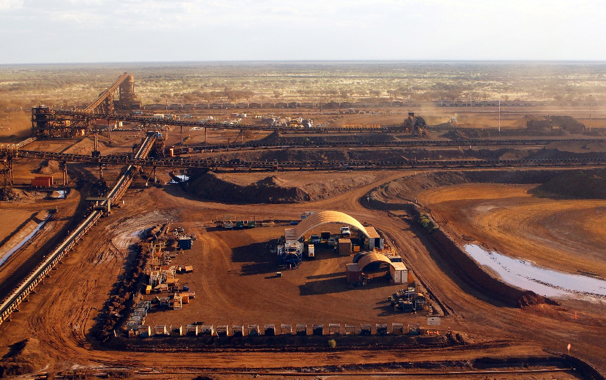 Minério de ferro tem nova queda mensal com possíveis cortes na produção de aço na China