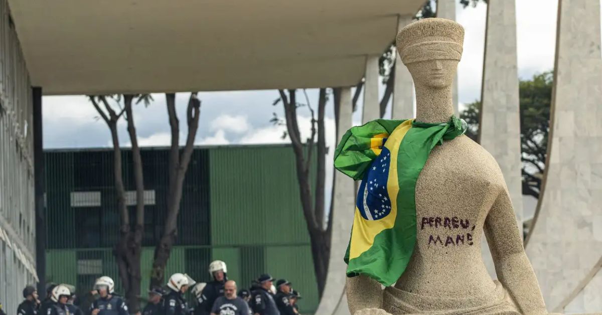 STF condena mulher que pichou estátua a 14 anos de prisão