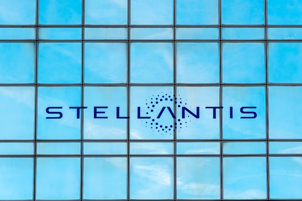 Stellantis decepciona em receita e suspende projeções para o ano, alertando para tarifas