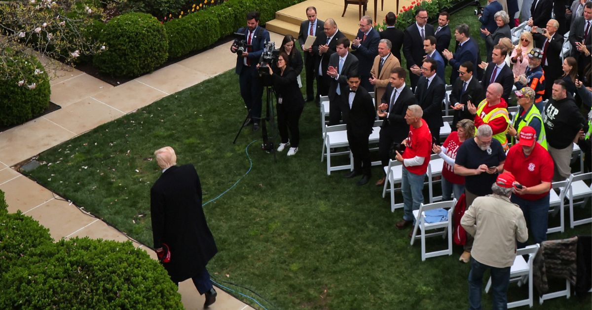 Dólar desaba após pacote de tarifas de Trump e fecha na menor cotação do ano