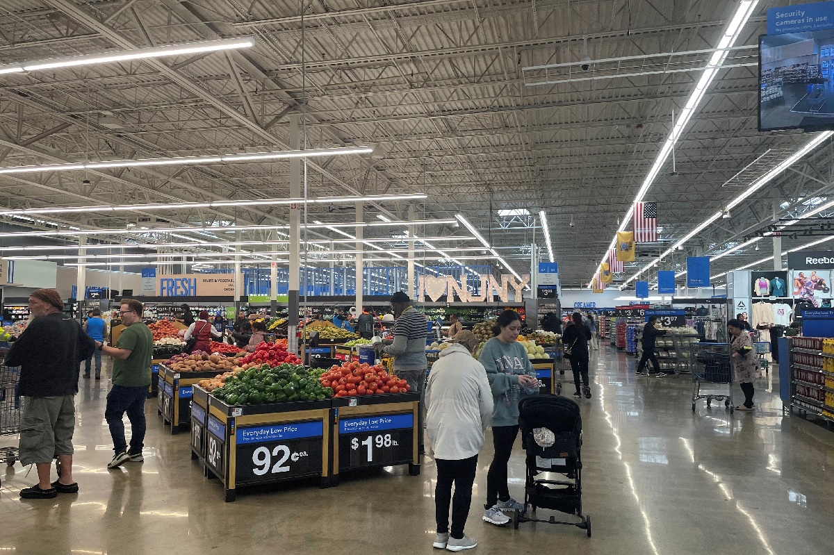 Consumidores dos EUA estocam produtos antes de novas tarifas de Trump