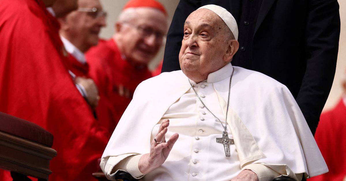 Papa Francisco aparece no Domingo de Páscoa para dar a bênção aos fiéis