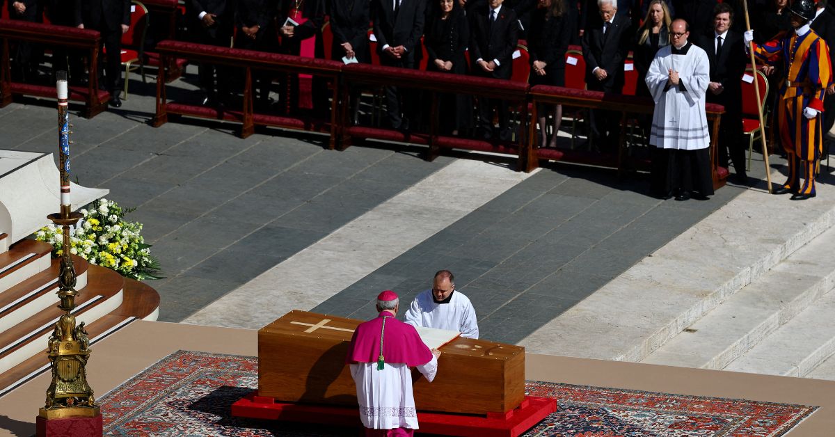 Funeral do papa Francisco atrai milhares e cardeal diz que seu legado não pode morrer