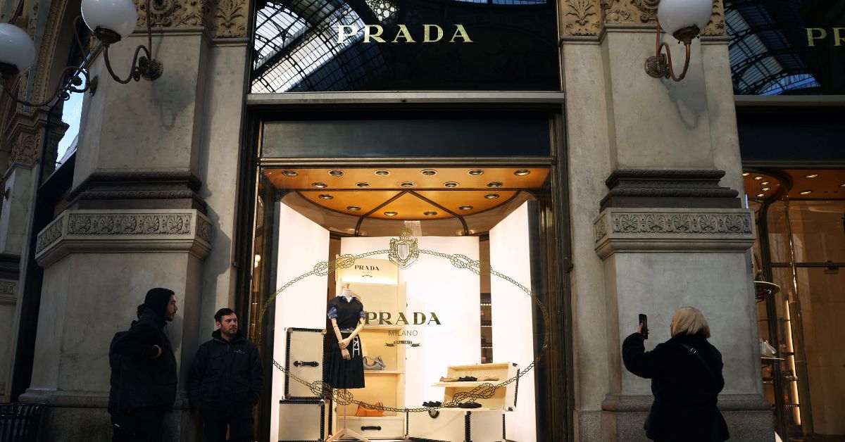 Prada compra Versace para criar potência da moda italiana