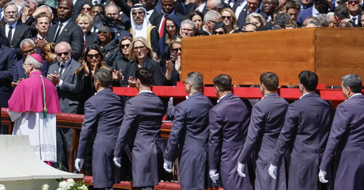 No Vaticano, Lula diz que papa fez história ao combater desigualdades