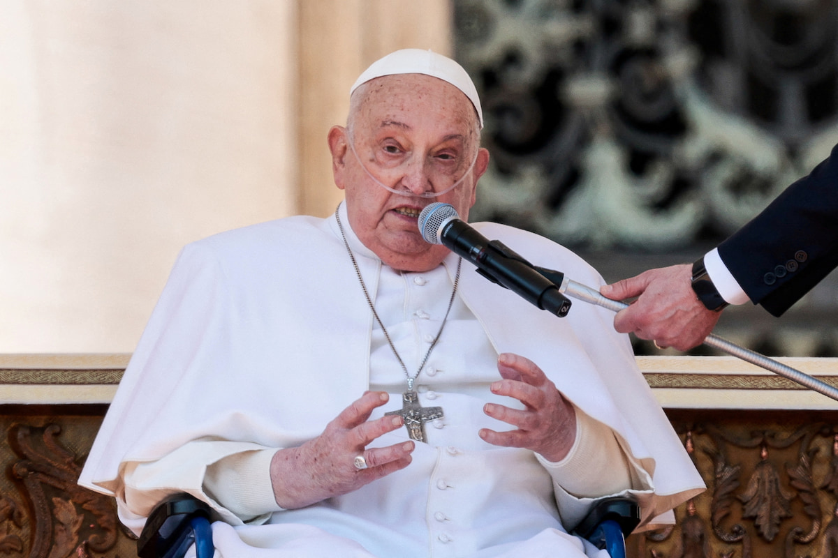 Papa Francisco faz 1ª aparição no Vaticano depois de internação hospitalar