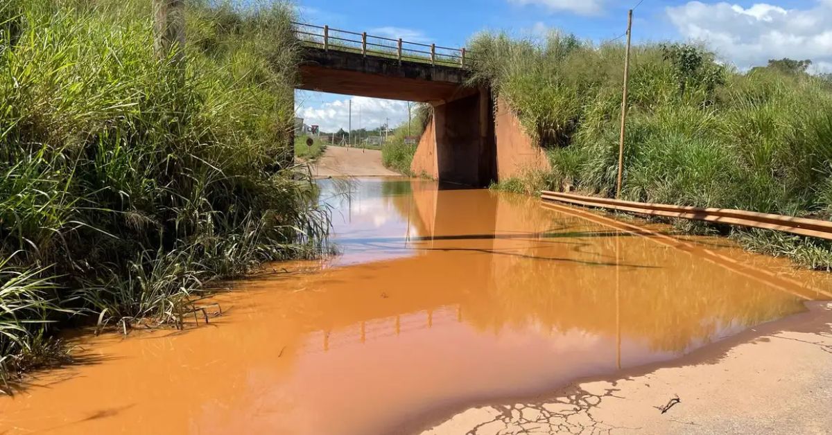 Vazamento de água em tubulação da Vale mobiliza Brumadinho