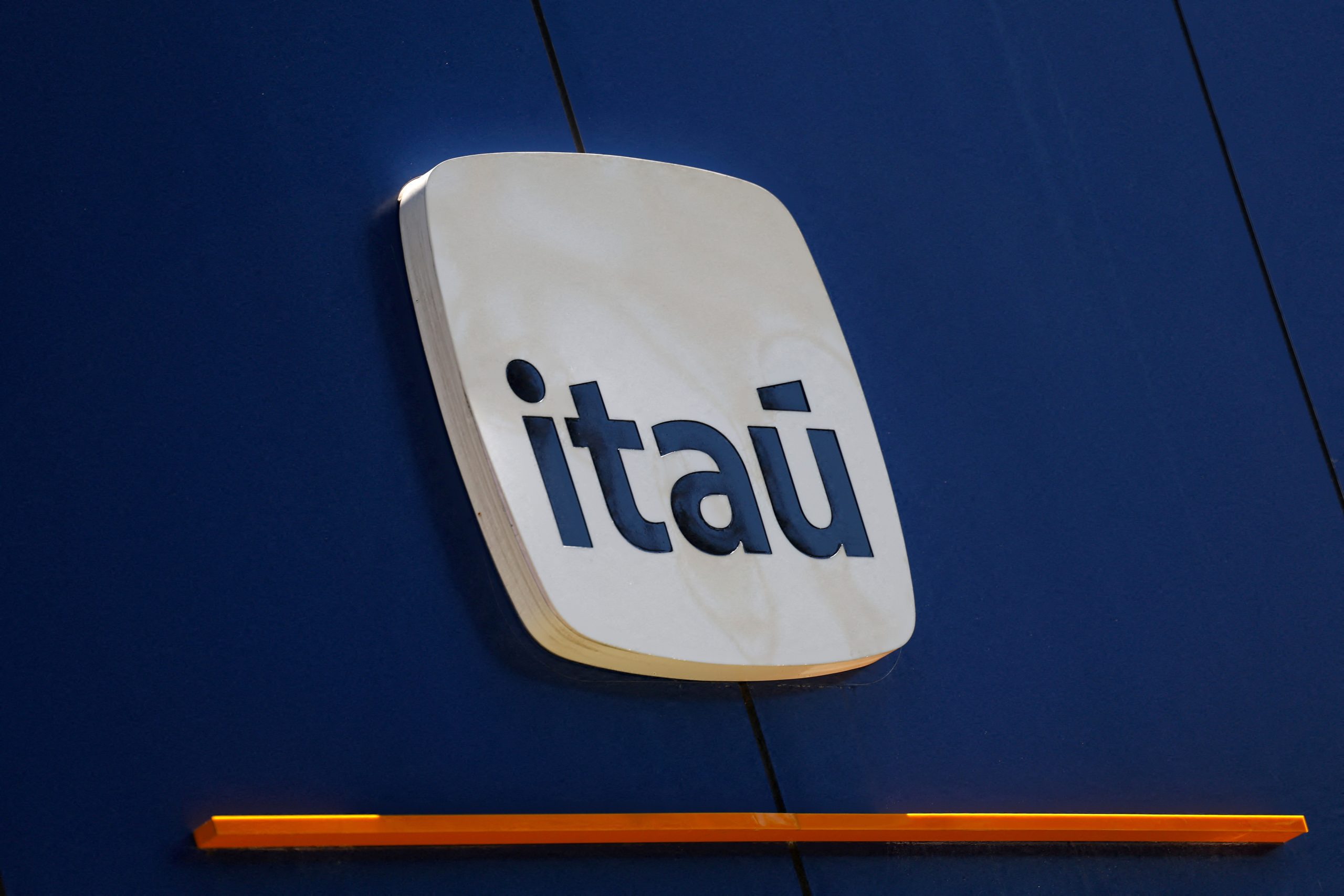 Economistas do Itaú sugerem taxação de bets e criptomoedas para compensar recuo no IOF