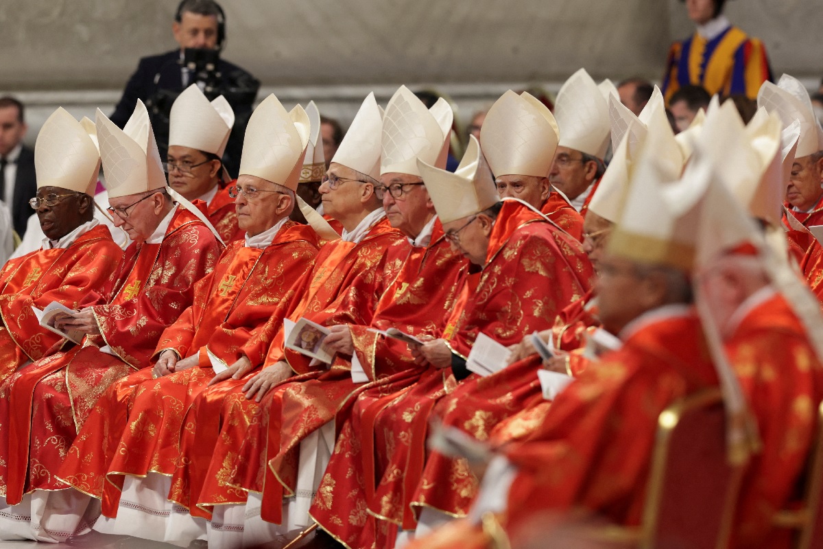 Cardeais iniciam conclave para decidir quem substituirá papa Francisco